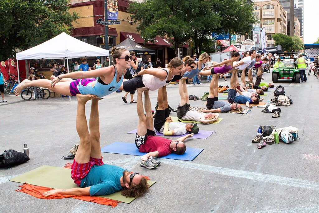 Flash mob di yoga acrobatico ad Austin, USA