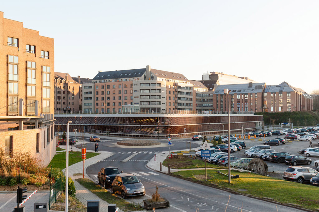 Multi-storey parking with natural materials