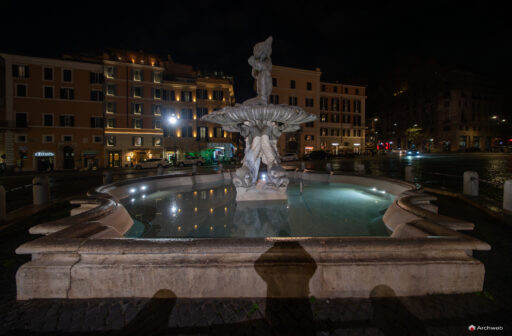 Fontana del Tritone a Piazza Barberini a Roma. Scultura del Bernini. Fotografia notturna © M.S. Archweb.com