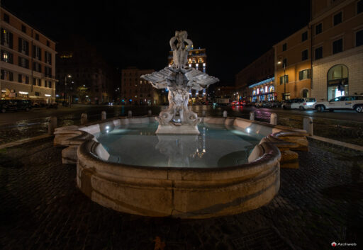 Fontana del Tritone a Piazza Barberini a Roma. Scultura del Bernini. Fotografia notturna © M.S. Archweb.com