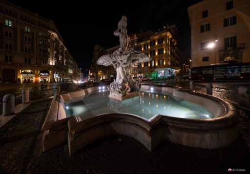 Fontana del Tritone a Piazza Barberini a Roma. Scultura del Bernini. Fotografia notturna © M.S. Archweb.com