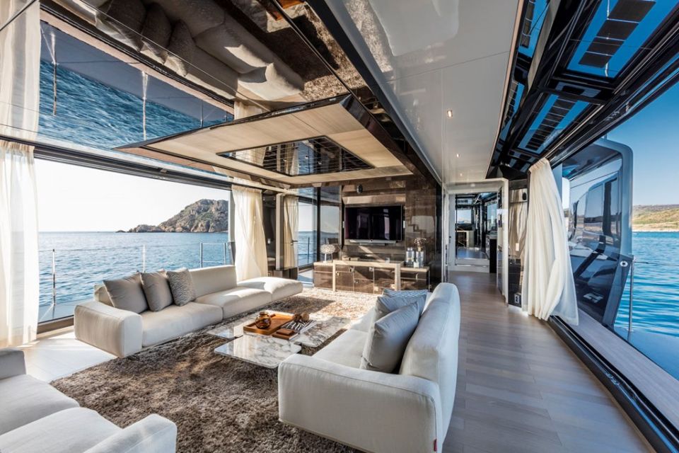 Interior design nautico: ambiente interno di uno yacht  destinato alla zona giorno