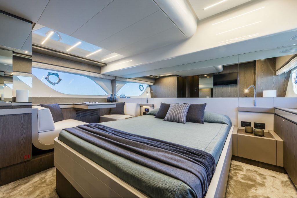 Interior design nautico: cabina armatoriale - Ampia camera da letto completa di arredi fissi e lucernari che filtrano la luce dall’alto, un design davvero esclusivo. Ferretti Yachts