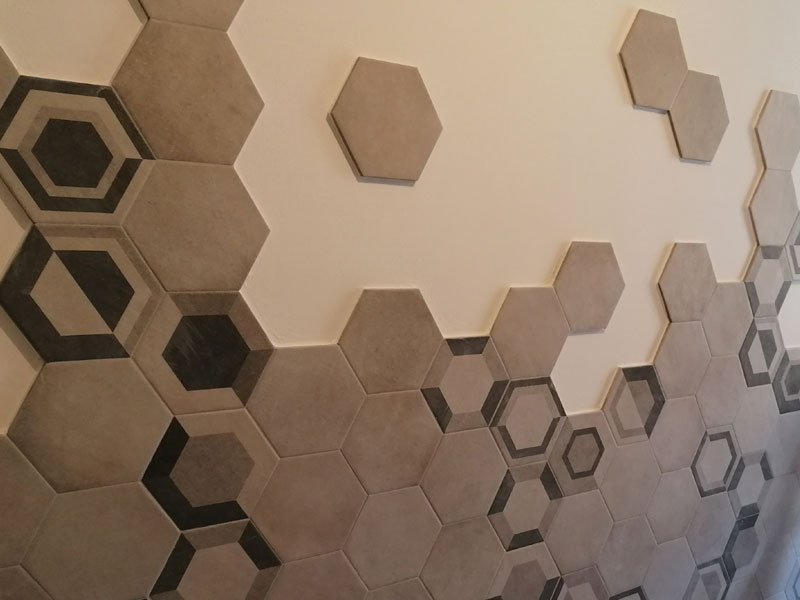 Cover image of the article "A case of laying hexagonal tiles"