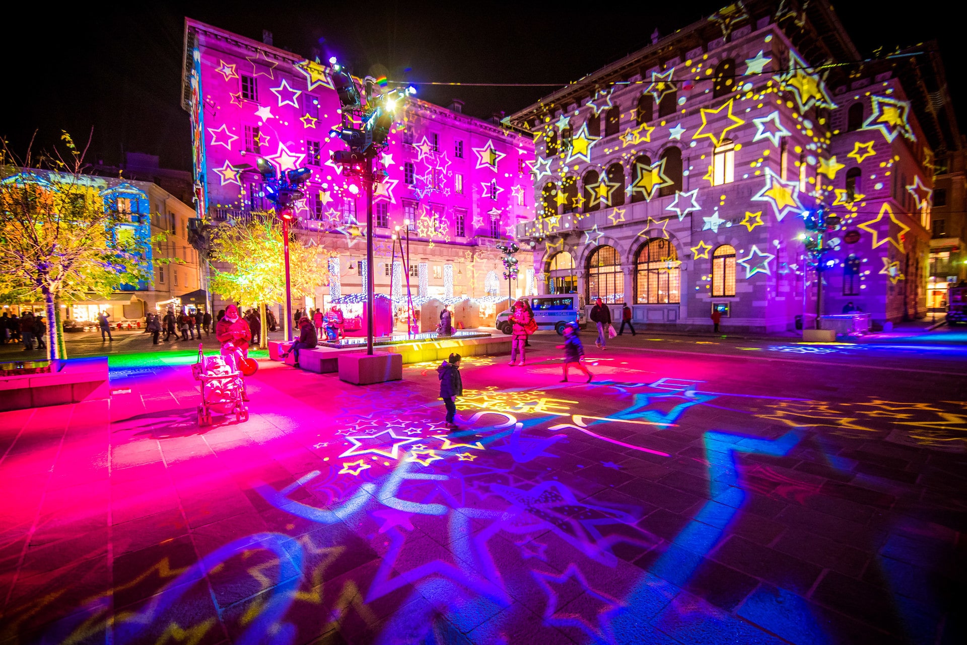 Piazza Grimoldi, di fianco a Piazza Duomo, illuminata per le feste