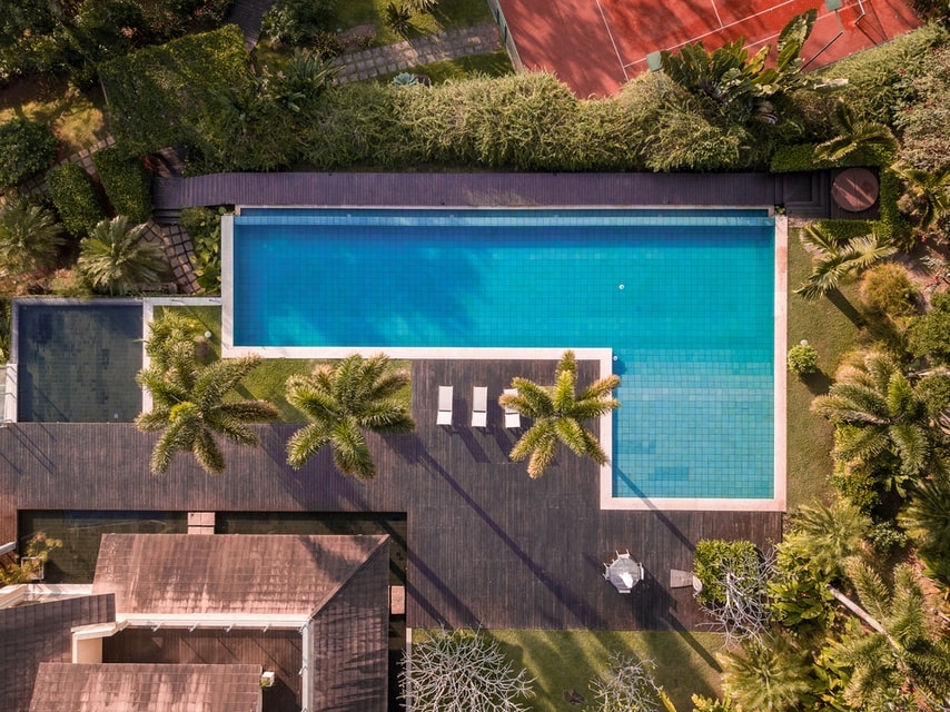 Swimming pool in the garden, photo by Guillherme Schneider