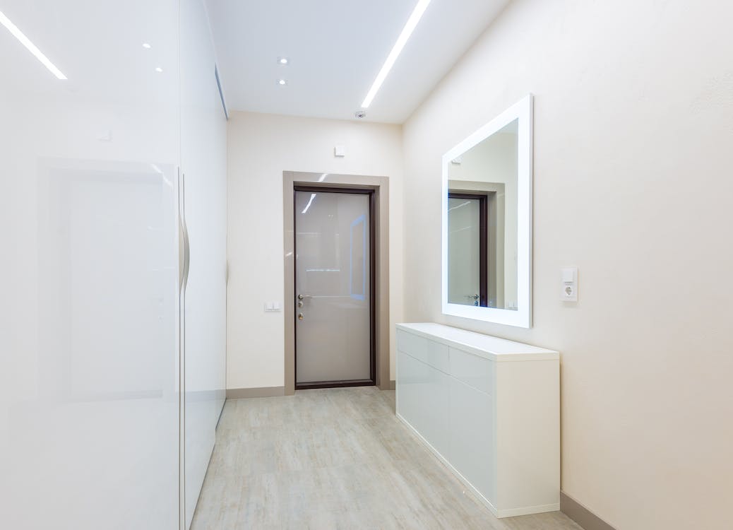 Esempio di corridoio con luci led incassate per un ingresso total white