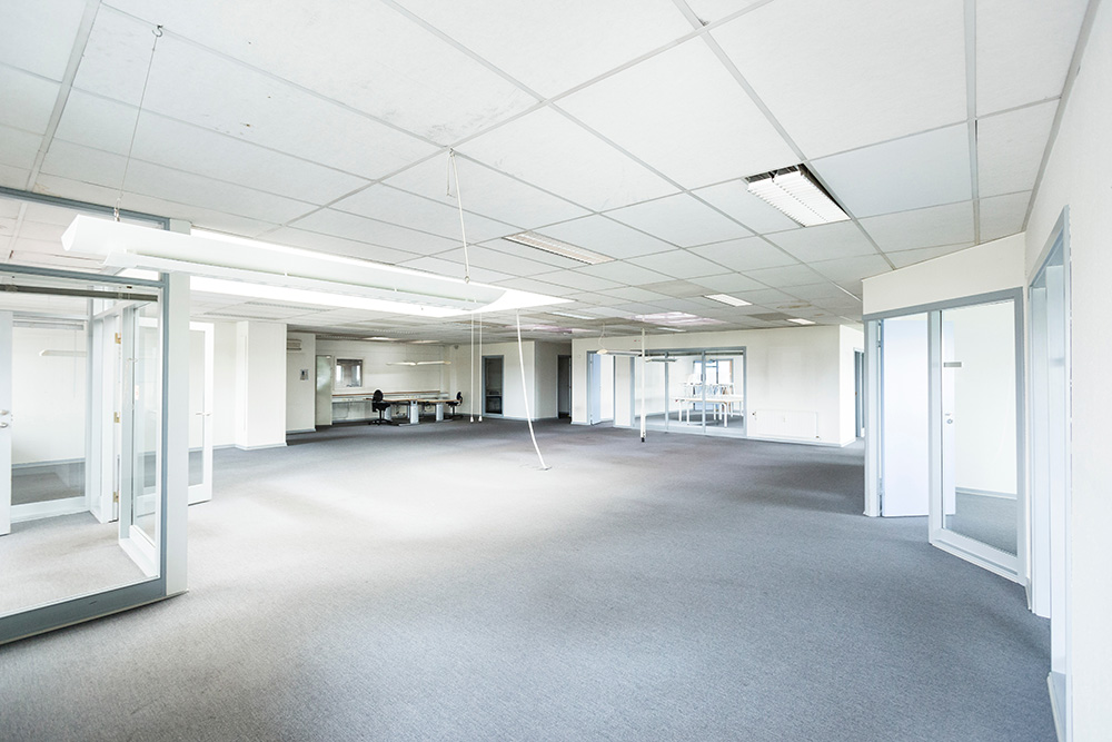 Example of discontinuous modular suspended ceiling for office
