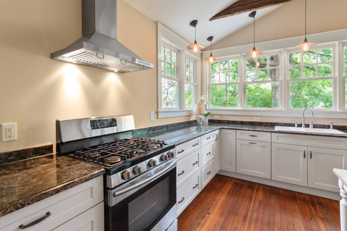 Finestra e davanzale interno: Foto cucina angolare con finestra angolare