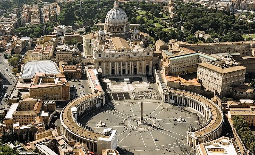Città del Vaticano: vista della piazza e fronte della basilica. Roma