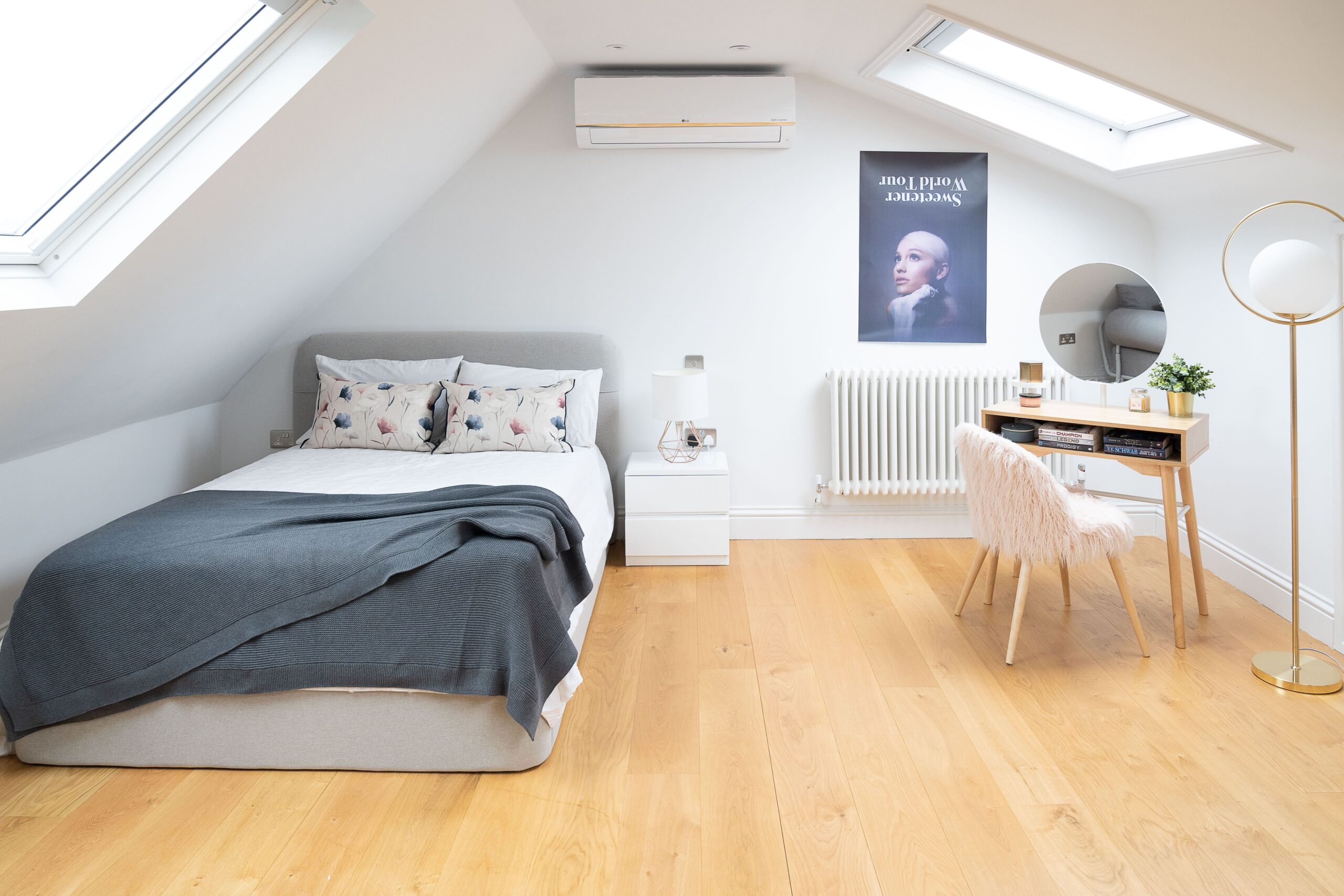 Example of a bedroom with neutral colors and natural materials