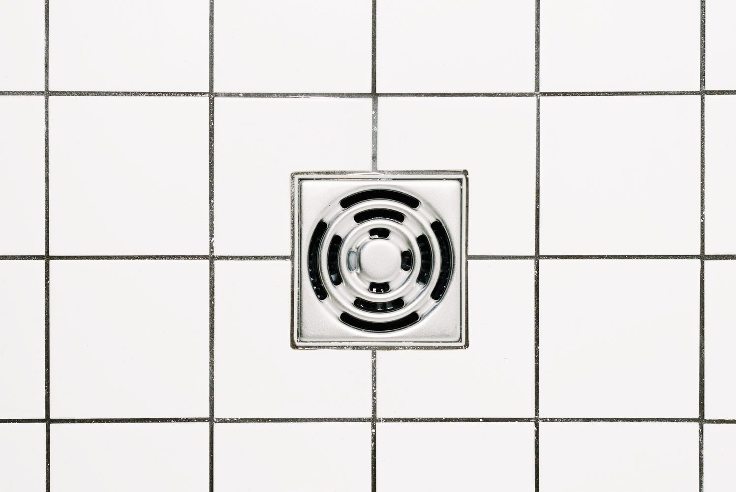 Shower tray made of tiles, with drain and drain below