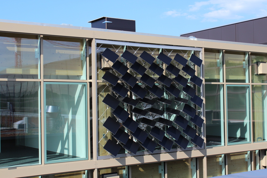Pannelli solari dinamici: sistema di facciate solari adattabili. La facciata è composta da una serie di pannelli solari mobili montati su un sistema di cavi d'acciaio, ognuno dei quali è controllato individualmente.