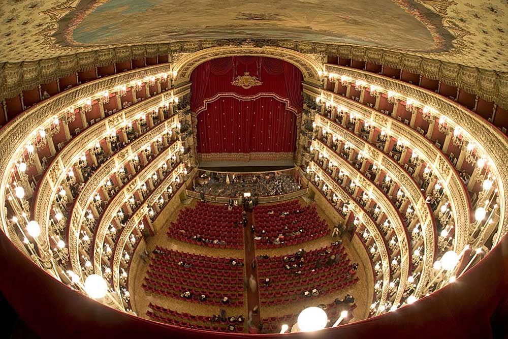 Entertainment building: photo of the interior of the San Carlo Theater in Naples