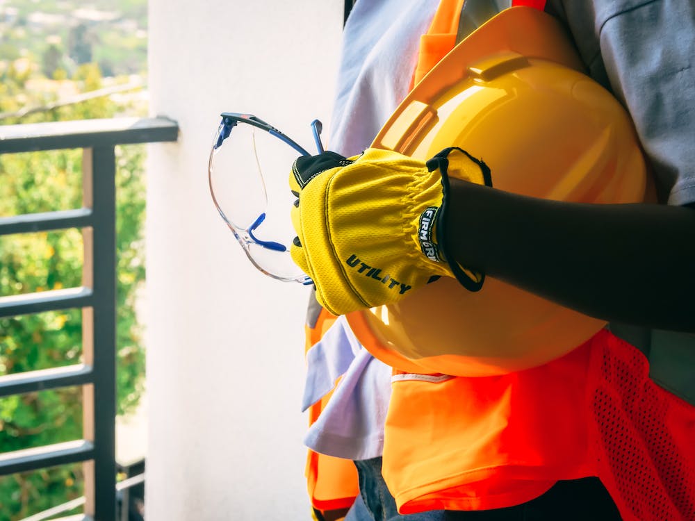 Foto dpi di guanti ed elmetto tra i più utilizzati all'interno dei cantieri edili