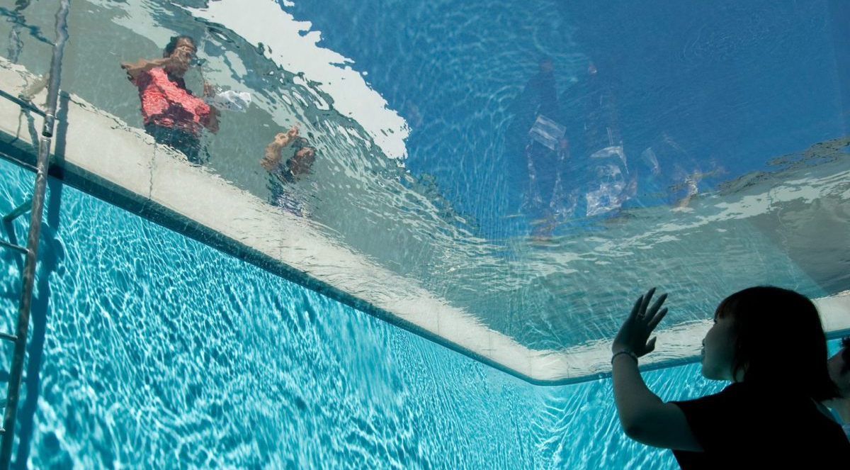 "Swimming Pool" di Leandro Erlich - Installazione al Museo di Arte Contemporanea del 21° secolo nel centro di Kanazawa