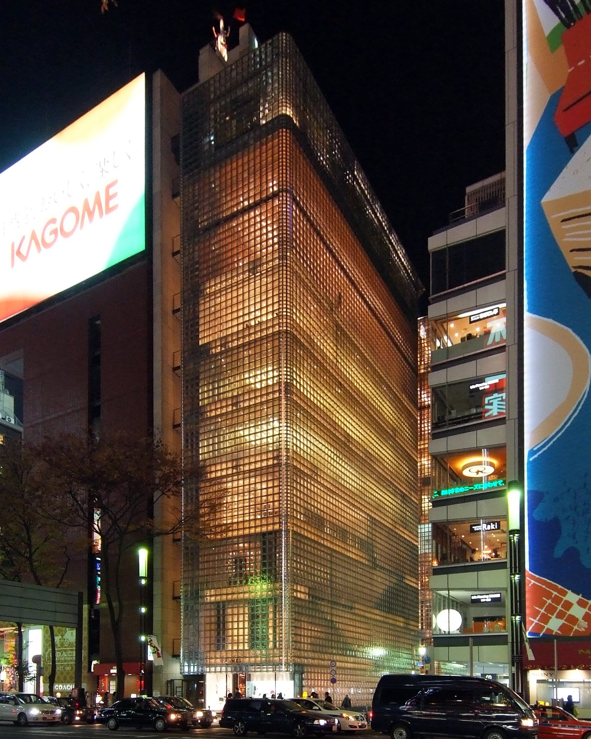 Vista notturna dell’involucro in vetrocemento della Maison Hermes di Renzo Piano a Tokyo