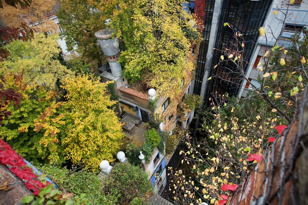 Il tetto giardino: progetto di Friedensreich Hundertwasser a Vienna