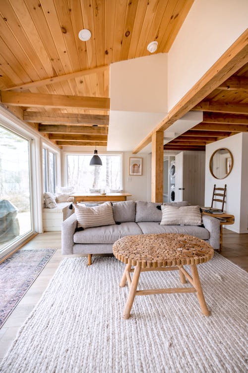 Legno e tappeti nordici, soluzioni valide per contrastare il freddo negli spazi residenziali