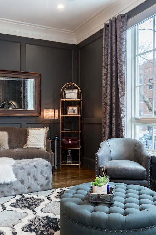 Dark walls and velvets to combat the cold in residential spaces