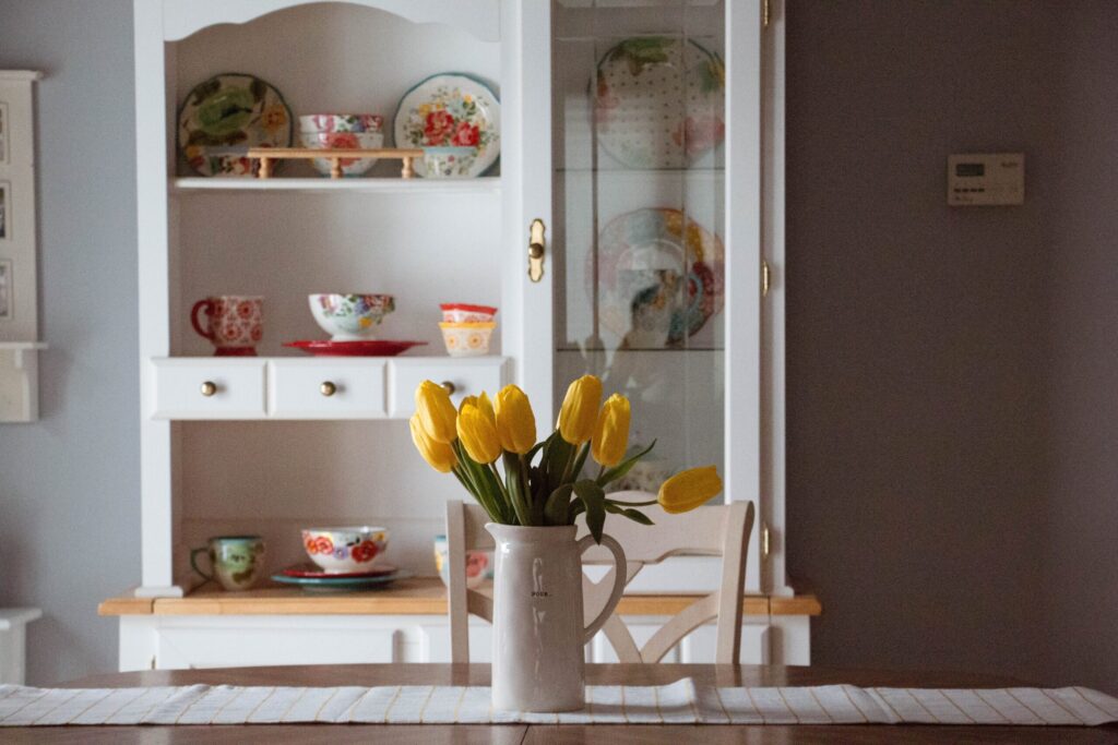 Stile cottagecore credenza con vaso di fiori