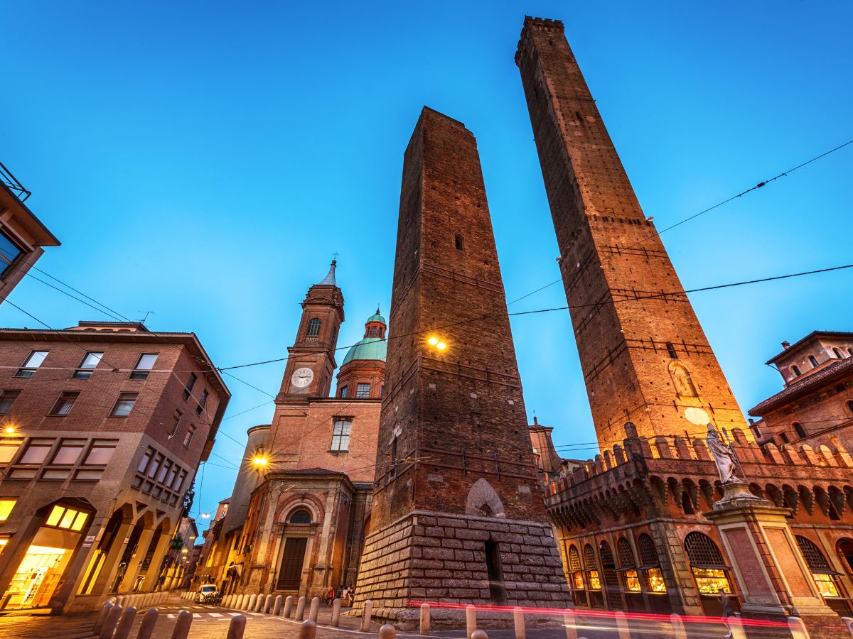 Risk of collapse of the Garisenda Tower in Bologna