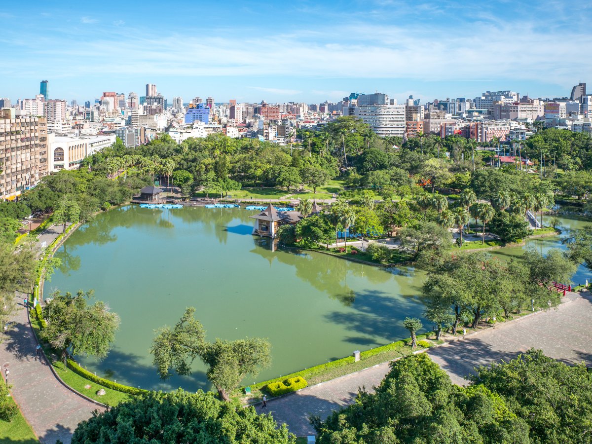 Artificial lake: comparison between classic system and biolake