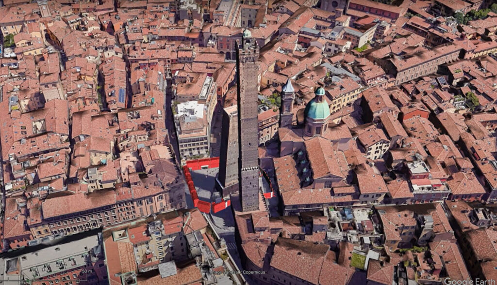 Foto aerea delle due torri di Bologna: la Torre Garisenda e La Torre degli Asinelli con la cintura di protezione contenitiva. Fonte: Comune di Bologna