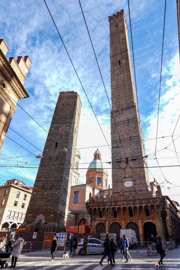 Torre Garisenda, foto dei lavori di consolidamento