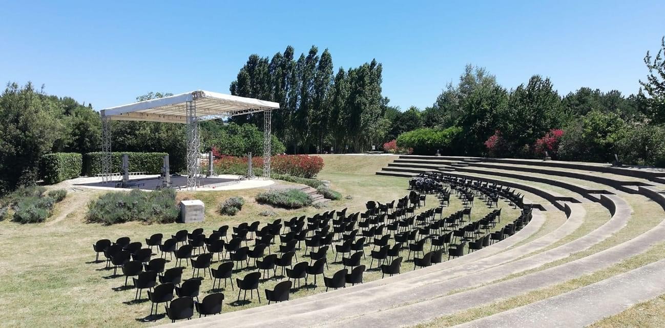 Teatro all'aperto nei parchi e giardini pubblici urbani
