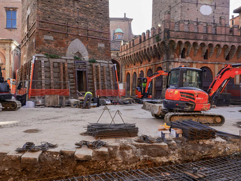 Works on the Garisenda Tower in Bologna. Risk of collapse and consolidation works