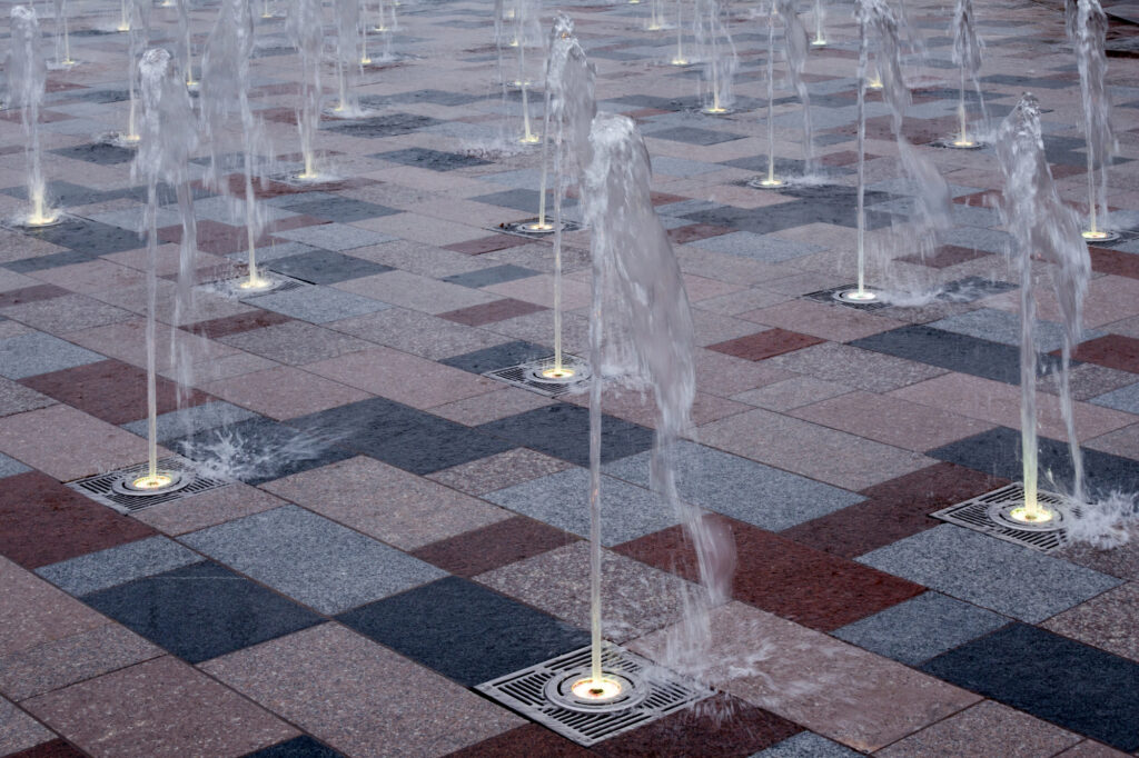 Fontane a pavimento: ugelli per getti d'acqua in fontana urbana