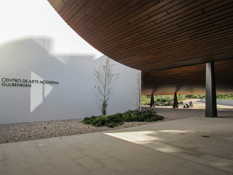 CAM - Centro Arte Moderna di Kengo Kuma a Lisbona - Cover