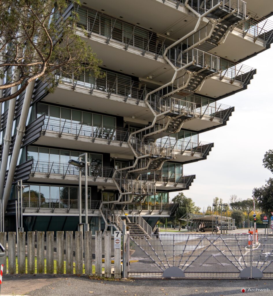 Edificio uffici Esso a Roma-Magliana di Julio Lafuente
