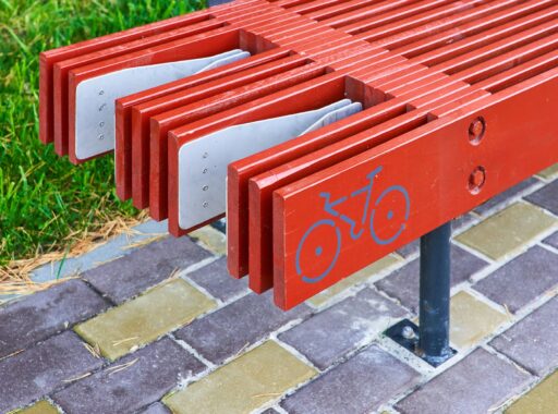 Panchina con blocco per il parcheggio delle biciclette