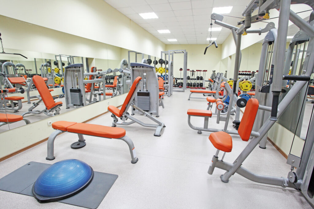 Palestra moderna dedicata all'allenamento con attrezzi