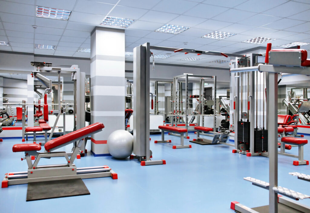 Palestra moderna dedicata all'allenamento con attrezzi