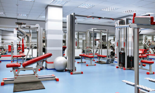 Palestra moderna dedicata all'allenamento con attrezzi