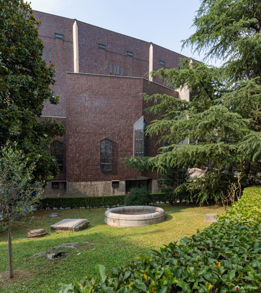 Chiesa di San Francesco d’Assisi al Fopponino a Milano. Fotografie. Progetto di Gio Ponti