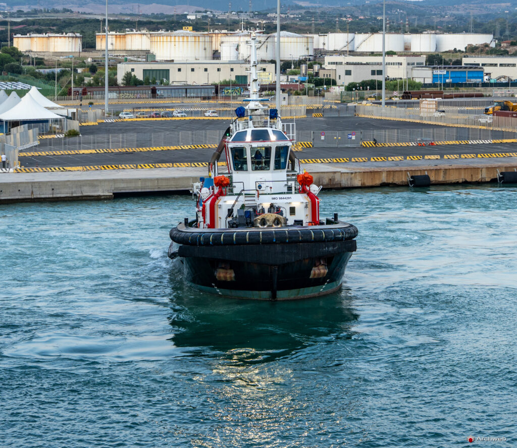 Rimorchiatore portuale. Foto © M.S. Archweb.com