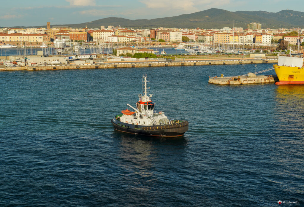 Rimorchiatore portuale a Livorno. Foto © M.S. Archweb.com