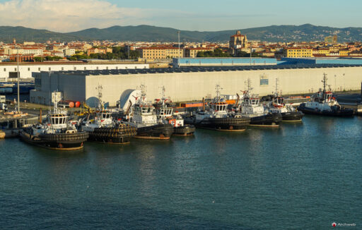 Banchina ormeggio rimorchiatori portuali a Livorno. Foto © M.S. Archweb.com
