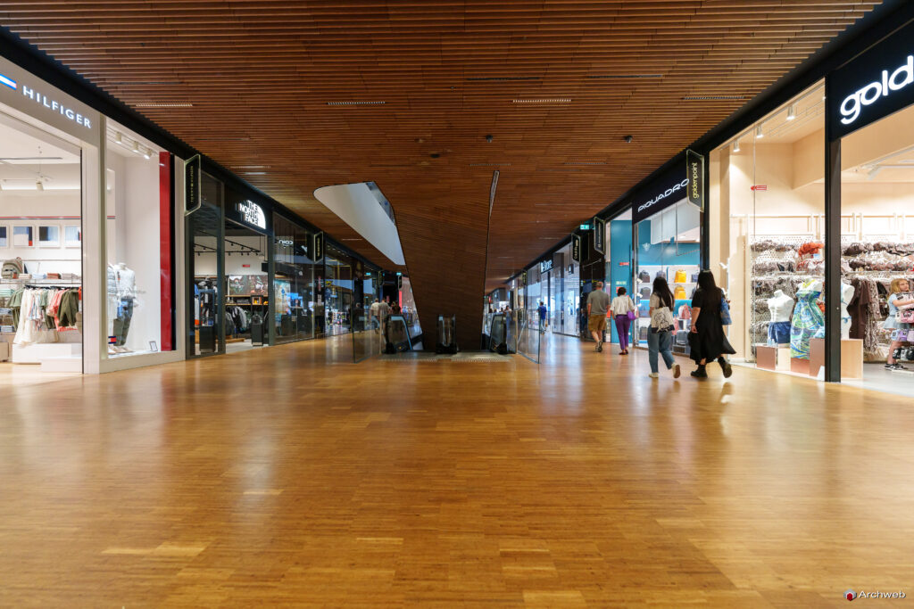 CityLife Shopping District a Milano progettato da Zaha Hadid Architecs. Fotografie © M.S. Archweb.com