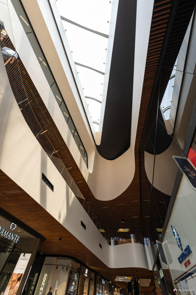 CityLife Shopping District a Milano progettato da Zaha Hadid Architecs. Fotografie © M.S. Archweb.com