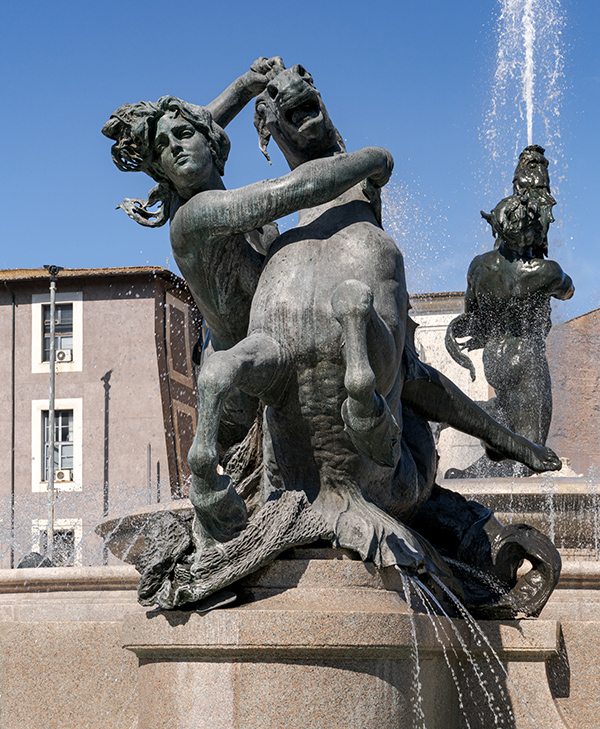 Naiade degli oceani nella Fontana delle Naiadi a Piazza della Repubblica a Roma