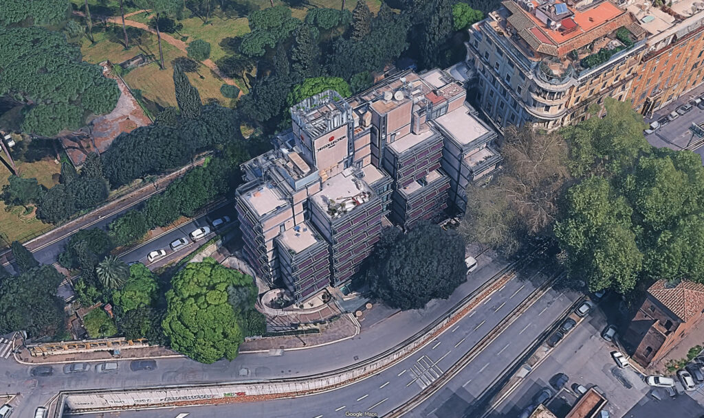 Hotel Jolly a Roma progettato da Vincenzo Monaco e costruito tra il 1969 e il 1971. Foto aerea Google Maps