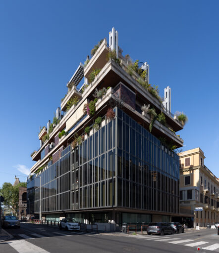 Edificio polifunzionale di Via Campania a Roma. Progetto Studio Passarelli. Fotografie © Archweb.com