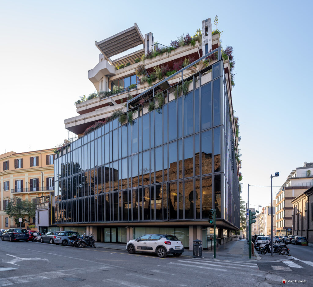 Edificio polifunzionale di Via Campania a Roma. Progetto Studio Passarelli. Fotografie © Archweb.com