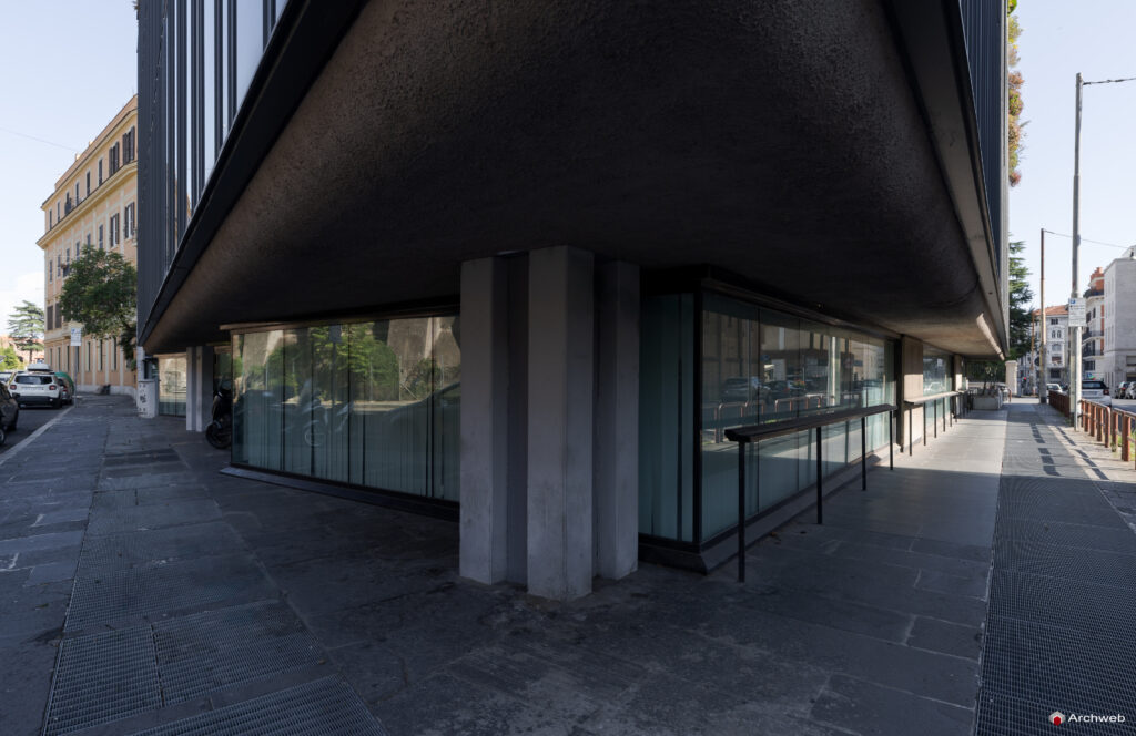 Edificio polifunzionale di Via Campania a Roma. Progetto Studio Passarelli. Fotografie © Archweb.com