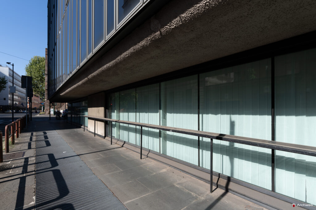Edificio polifunzionale di Via Campania a Roma. Progetto Studio Passarelli. Fotografie © Archweb.com